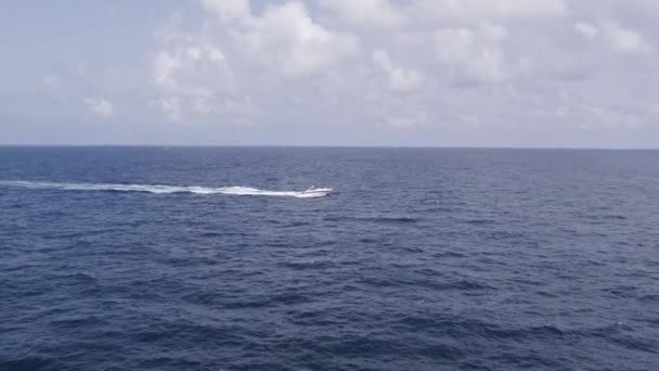 Моторная Лодка Перерезает Волны Океана Вид Беспилотника Бесконечный Океан Небо — стоковое видео