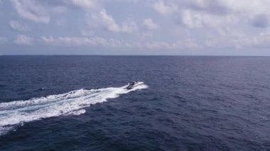 Sürat teknesi okyanus kıyısında ilerliyor. Atlantik Okyanusu 'nda sürat teknesi. Wake jetiyle su sıçrat.