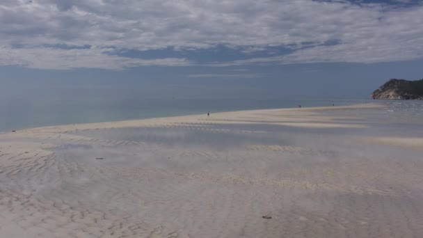 Samotny Człowiek Spacerujący Plaży Szeroki Widok Ocean Niebo Wakacje Krajach — Wideo stockowe