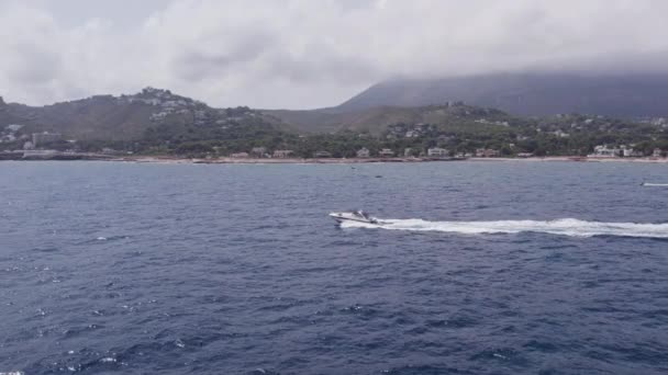 Моторная Лодка Посреди Средиземного Моря Побережье Испании Красивый Вид Атлантический — стоковое видео
