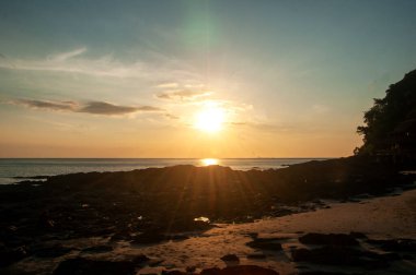 Lanta adasındaki güzel gün batımı, Krabi, Tayland