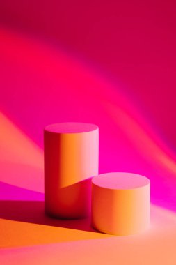 Ürün sunumu için neon ışıklı podyumlarla soyut arkaplan. Ürünleri göstermek için stil geometrik şekiller.