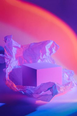 Kırışmış kağıtlı, neon ışıklı küp podyum. Ürünleri göstermek için stil sahibi geometrik şekiller. Soyut arkaplan 