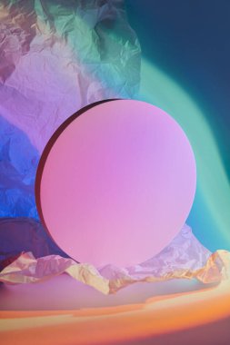 Ürünleri göstermek için renkli, parlak arkaplan üzerinde daire çiz.