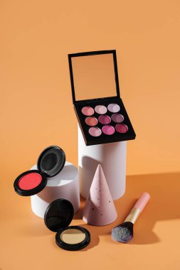 Geometrik şekilli kozmetik ürünler. Markalaşma ve sunum için çeşitli geometrik şekillerden modern set.