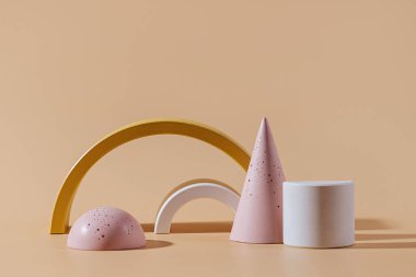 Geometrik beton figür ve pastel arka planda taşlar. Çeşitli materyal ve geometrik şekillerden modern set.