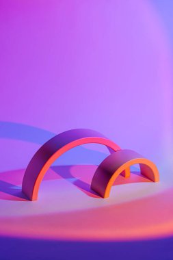Neon ışıkta geometrik formlarla soyut arkaplan. Şık geometrik şekiller. 