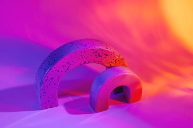 Neon ışıkta geometrik formlarla soyut arkaplan. Şık geometrik şekiller. 