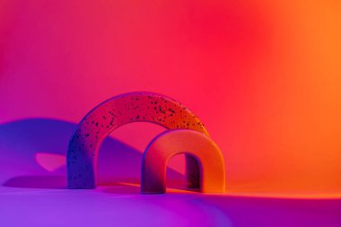 Neon ışıkta geometrik formlarla soyut arkaplan. Şık geometrik şekiller. 