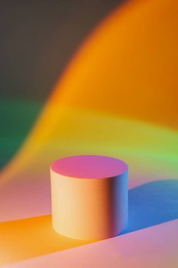 Ürün sunumu için neon ışıklı podyumlarla soyut arkaplan. Ürünleri göstermek için stil geometrik şekiller.