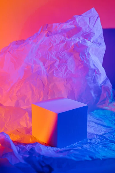 Cube Podium Dengan Kertas Kusut Lampu Neon Bentuk Geometris Bergaya — Stok Foto