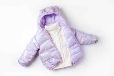 Beyaz arka planda kapüşonlu ve süveterli çocuklar için. Şık çocuk kıyafetleri var. Kış kıyafetleri