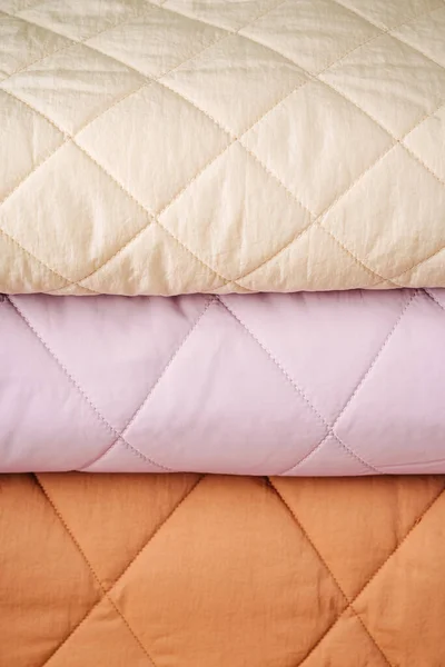 Cobertores Dobrados Macios Pilha Cobertores Acolchoados — Fotografia de Stock
