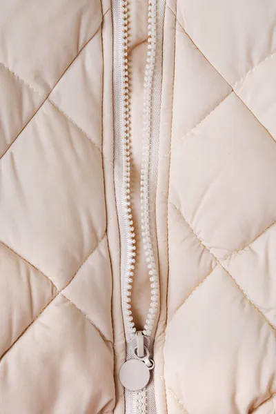 Close Beige Puffer Jakke Tekstur Med Lynlås Quiltet Stof Baggrund - Stock-foto