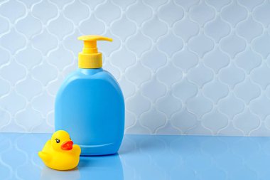 Banyoda şirin ördekli sabun ya da şampuan şişeleri. Bebek banyo aksesuarları.