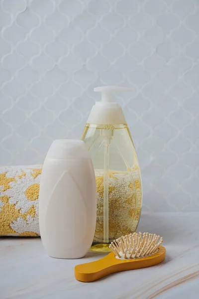 Soap Atau Botol Shampo Dengan Sikat Rambut Dan Handuk Latar — Stok Foto