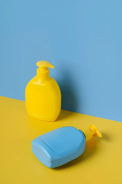 青の背景に石鹸やシャンプーボトル デザインモックアップブランクボトル包装 — ストック写真