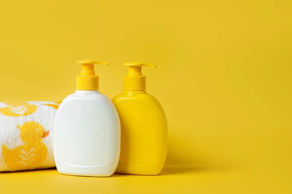 Frascos Jabón Champú Sobre Fondo Amarillo Diseño Maqueta Botellas Blanco — Foto de Stock