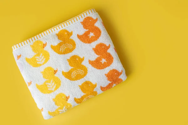 Baby Handdoek Met Schattige Eenden Gele Achtergrond — Stockfoto