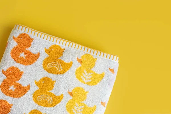 Baby Handdoek Met Schattige Eenden Gele Achtergrond — Stockfoto