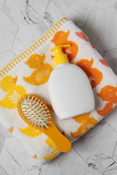Baby Handdoek Met Schattige Eenden Zeep Shampoo Fles Met Haarborstel — Stockfoto