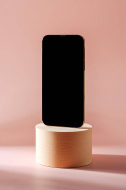 Siyah ekranlı akıllı telefon. Silindir podyumda cep telefonu var. Uygulamanın görüntülenmesi için yaya maketi alanı.   