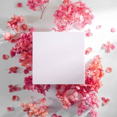 Pembe çiçekli boş kart. Tasarım ve sunum için şık arka planda sahte kart. Şenlik ve bahar kutsanması. Anneler günü kartı mı, kadınlar günü mü?