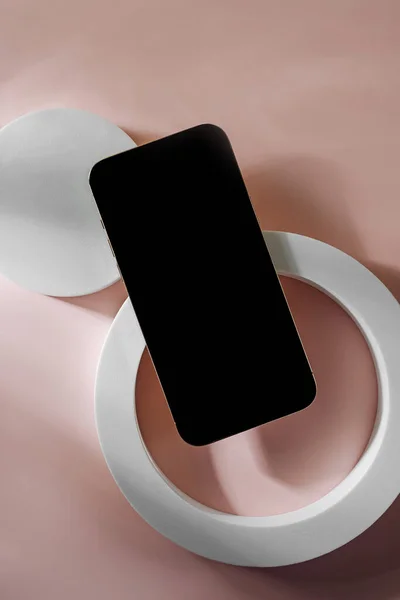 Смартфон Чистым Черным Экраном Мобильный Телефон Круглой Геометрической Формой Макет — стоковое фото