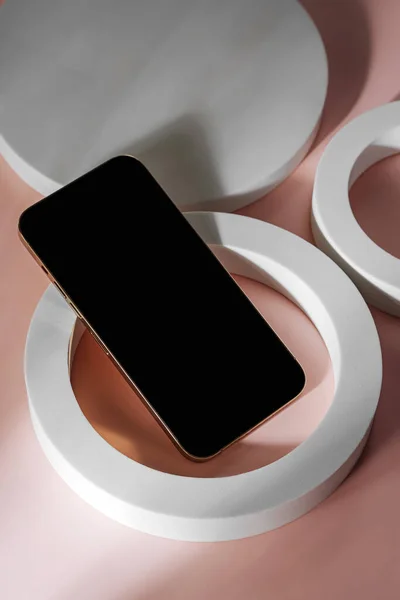 Smartphone Dengan Layar Hitam Kosong Ponsel Dengan Bentuk Geometris Bulat — Stok Foto