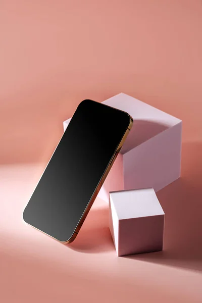 Smartphone Avec Écran Noir Blanc Téléphone Portable Sur Podium Cube — Photo