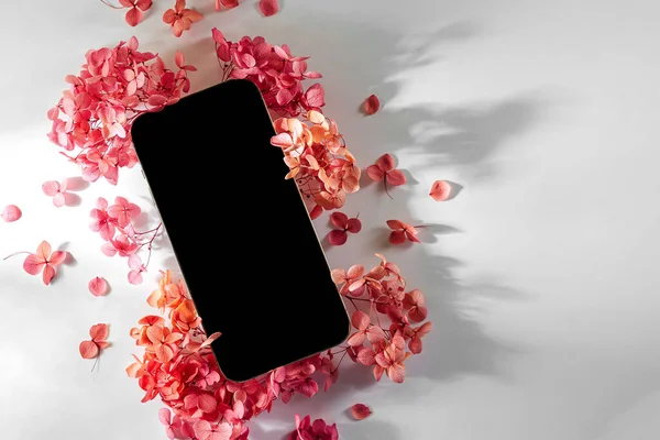 Smartphone Mockup Dengan Bunga Merah Muda Latar Belakang Putih Tipuan — Stok Foto