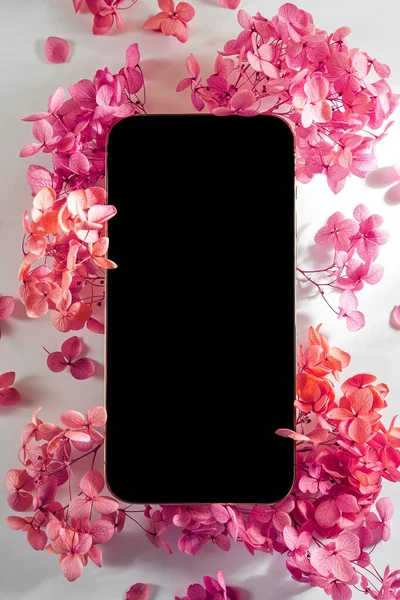 Smartphone Mockup Dengan Bunga Merah Muda Latar Belakang Putih Tipuan — Stok Foto
