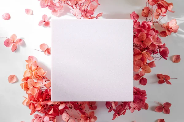 Tomma Kort Med Rosa Blommor Förlöjliga Kort Upp Elegant Bakgrund — Stockfoto