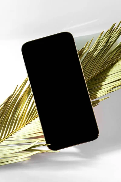 Mockup Smartphone Dengan Daun Palem Latar Belakang Putih Tipuan Layar — Stok Foto