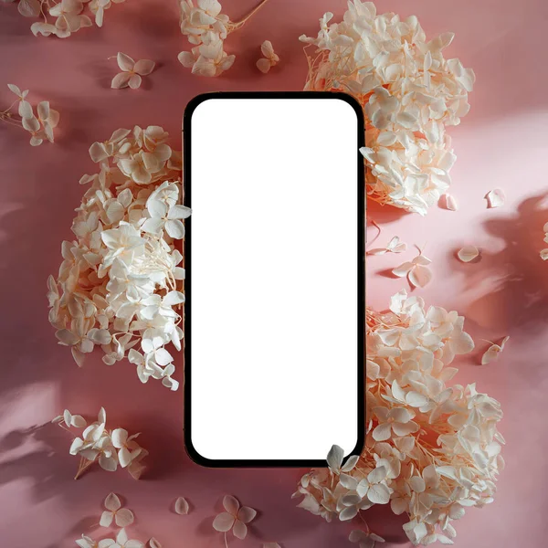 Smartphone Mockup Dengan Bunga Putih Latar Belakang Merah Muda Tipuan — Stok Foto