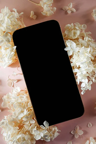 Smartphone Mockup Dengan Bunga Putih Latar Belakang Merah Muda Tipuan — Stok Foto