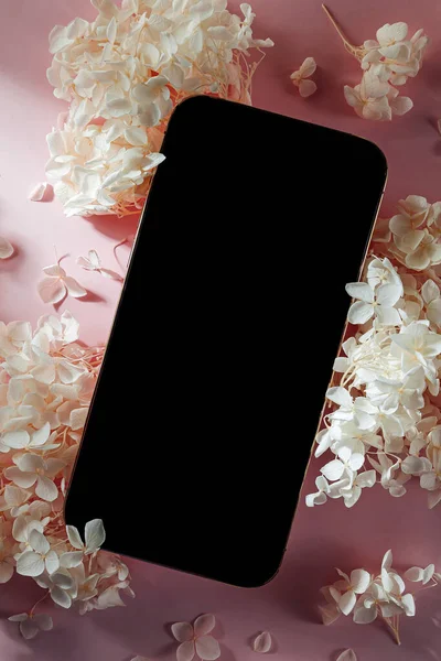Modèle Smartphone Avec Des Fleurs Blanches Sur Fond Rose Modélisation — Photo