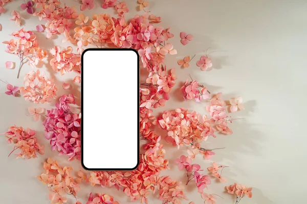 Mockup Smartphone Dengan Bunga Merah Muda Latar Beige Tipuan Layar — Stok Foto