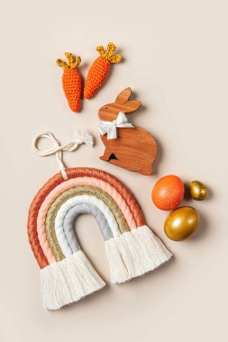 Tavşan, havuç, gökkuşağı, Paskalya yumurtası ve şekerli Paskalya süslemeleri. Mutlu Paskalyalar. 