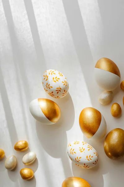 Telur Keemasan Paskah Dan Permen Latar Belakang Putih Konsep Liburan — Stok Foto