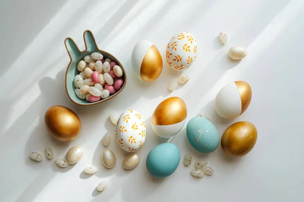 Huevos Pascua Dorados Azules Sobre Fondo Blanco Concepto Vacaciones Feliz — Foto de Stock