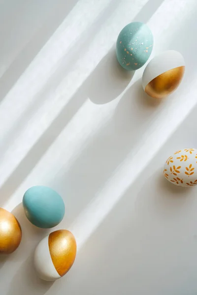 Huevos Pascua Dorados Azules Sobre Fondo Blanco Concepto Vacaciones Tarjeta — Foto de Stock