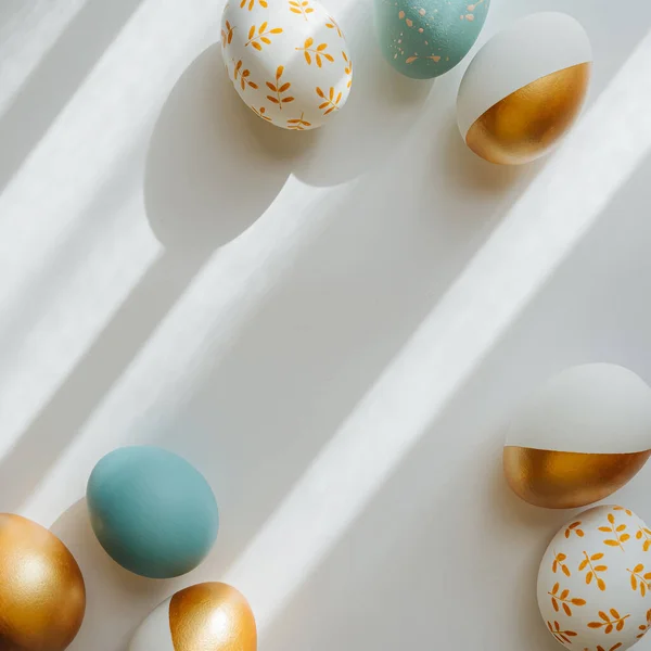 Emas Dan Biru Telur Paskah Pada Latar Belakang Putih Konsep — Stok Foto