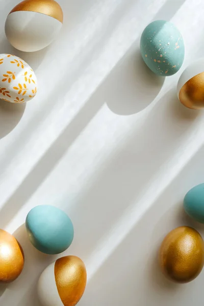 Emas Dan Biru Telur Paskah Pada Latar Belakang Putih Konsep — Stok Foto