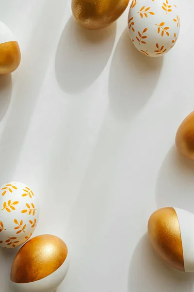 Telur Keemasan Paskah Pada Latar Belakang Putih Konsep Liburan Happy — Stok Foto