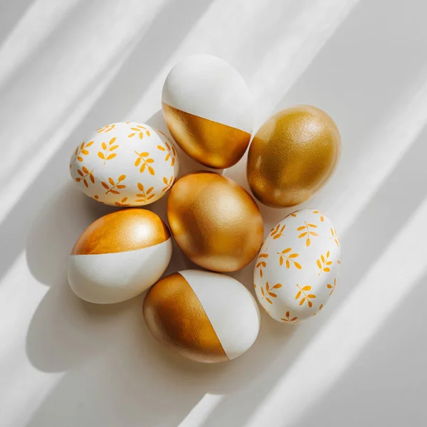 Telur Keemasan Paskah Pada Latar Belakang Putih Konsep Liburan Happy — Stok Foto