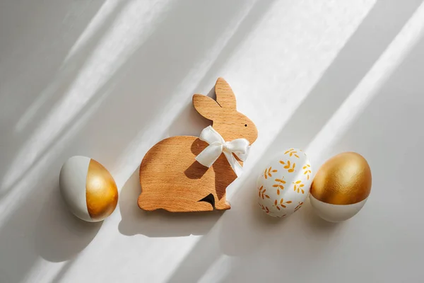 Kelinci Paskah Kayu Dan Telur Emas Latar Belakang Putih Konsep — Stok Foto