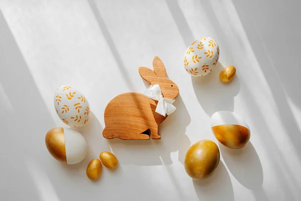 Kelinci Paskah Kayu Dan Telur Emas Dengan Permen Latar Belakang — Stok Foto