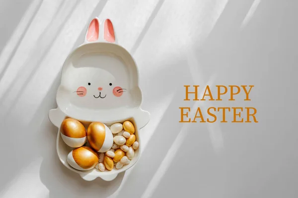 Kartu Paskah Bahagia Piring Lucu Dalam Bentuk Kelinci Dengan Telur — Stok Foto