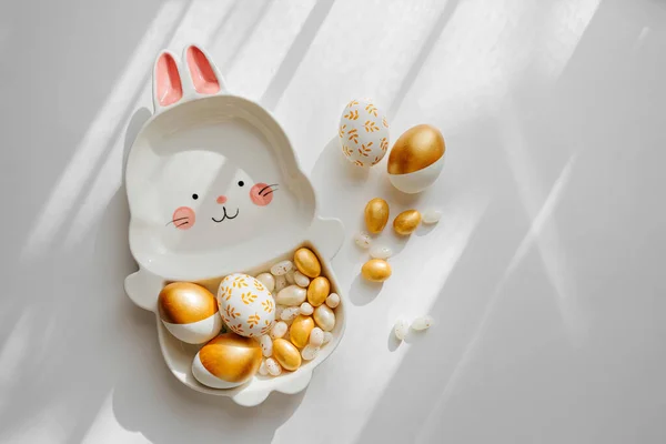 Pengaturan Meja Paskah Dekorasi Dengan Piring Lucu Dalam Bentuk Kelinci — Stok Foto